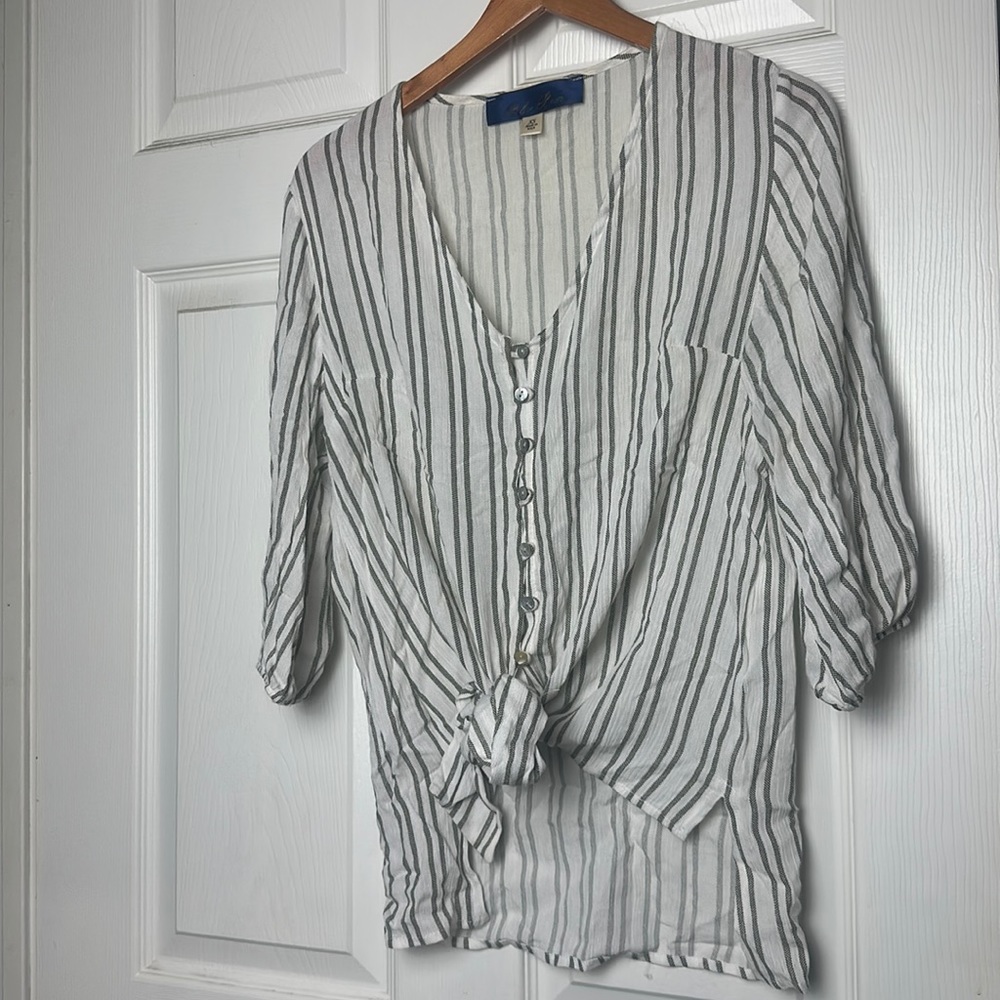 Francesca’s tie front top